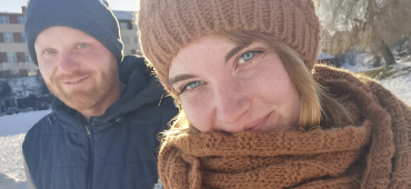 Mandy mit ihrem Partner draußen in Winterkleidung